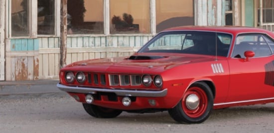 Une voiture musclée classique rouge et noir.
